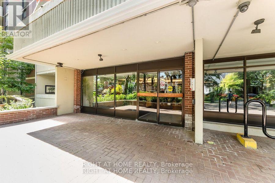 2201 - 40 Homewood Avenue, Toronto, Ontario M4Y 2K2 - Photo 2 - C12637758