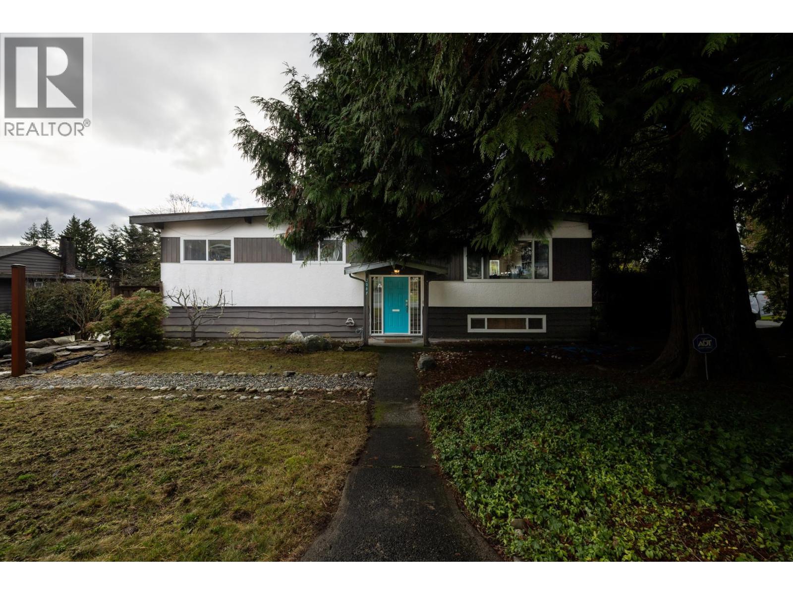 2041 Tompkins Crescent, North Vancouver, British Columbia  V7H 2C9 - Photo 2 - R3074373