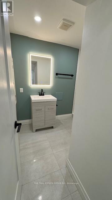 Lower - 388 Woodbine Avenue, Toronto, Ontario  M4L 3P6 - Photo 7 - E12639976