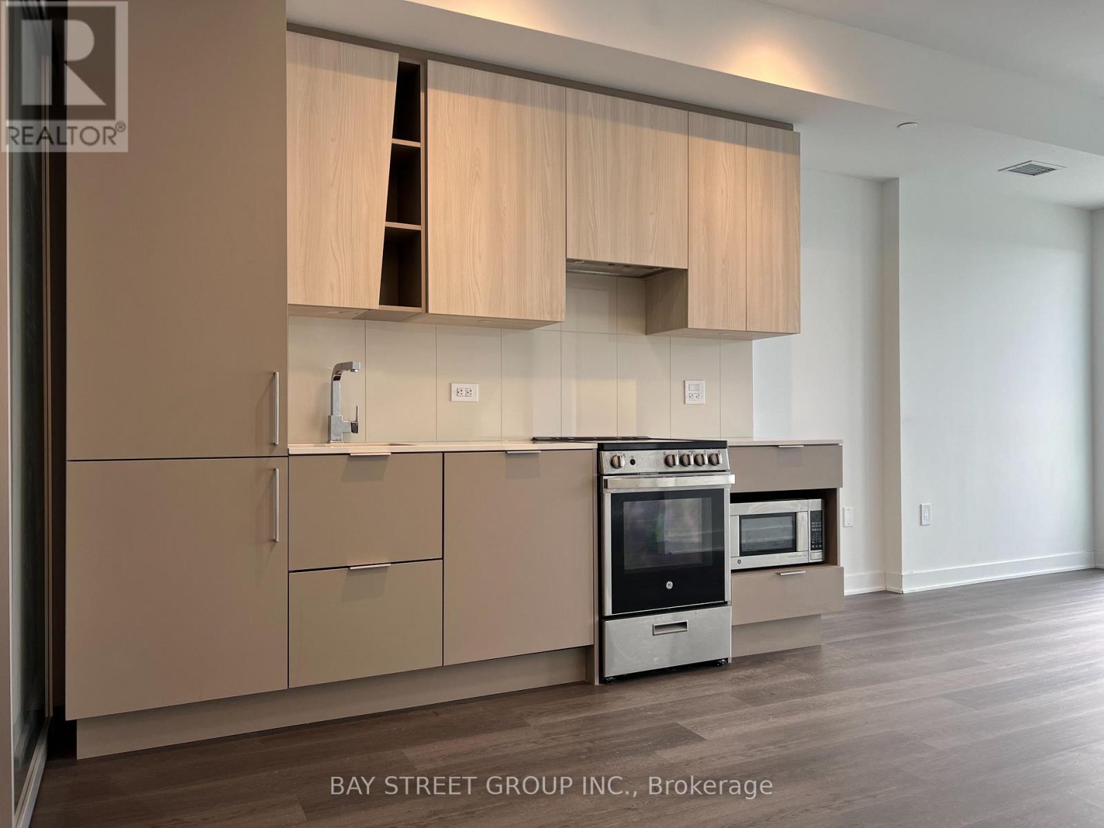 5207 - 3900 Confederation Parkway, Mississauga, Ontario  L5B 0M3 - Photo 4 - W12635146