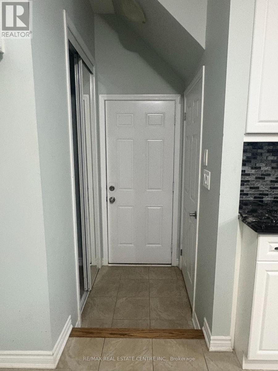 24 Stedford Crescent, Brampton, Ontario  L7A 4P5 - Photo 5 - W12526566