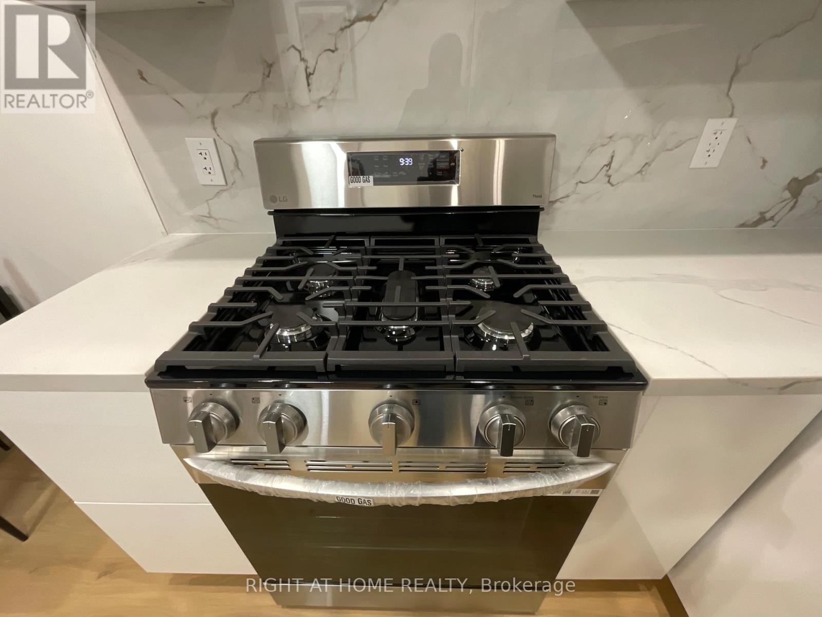 Second Floor - 674 Manning Avenue, Toronto, Ontario  M3H 2G1 - Photo 31 - C12470156