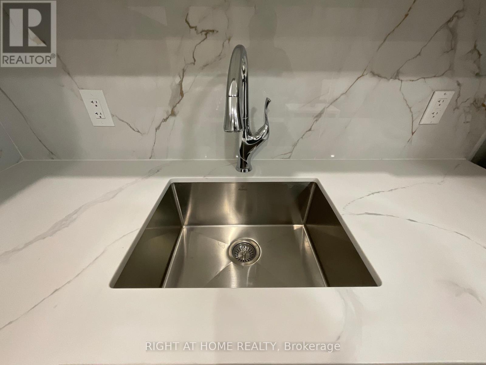 Second Floor - 674 Manning Avenue, Toronto, Ontario  M3H 2G1 - Photo 32 - C12470156