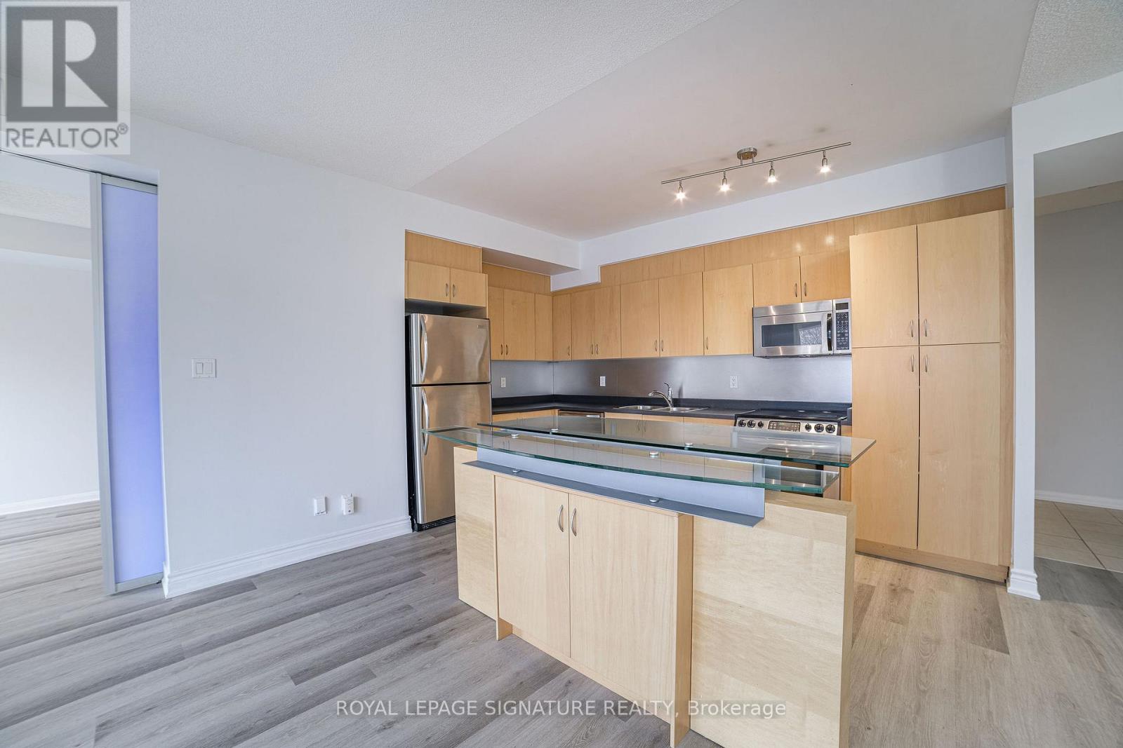 402 - 11 Soho Street, Toronto, Ontario  M5T 3L7 - Photo 5 - C12638774