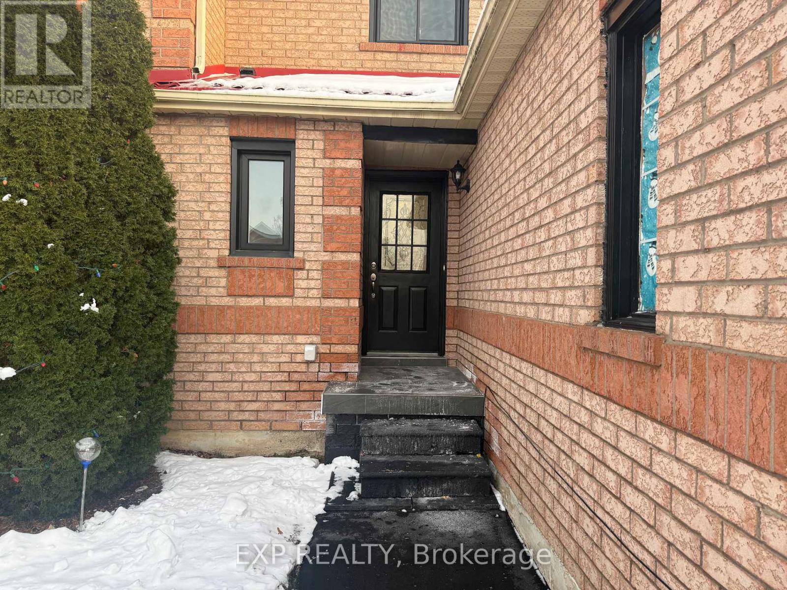 129 Lent Crescent, Brampton, Ontario  L6Y 5E5 - Photo 2 - W12640040