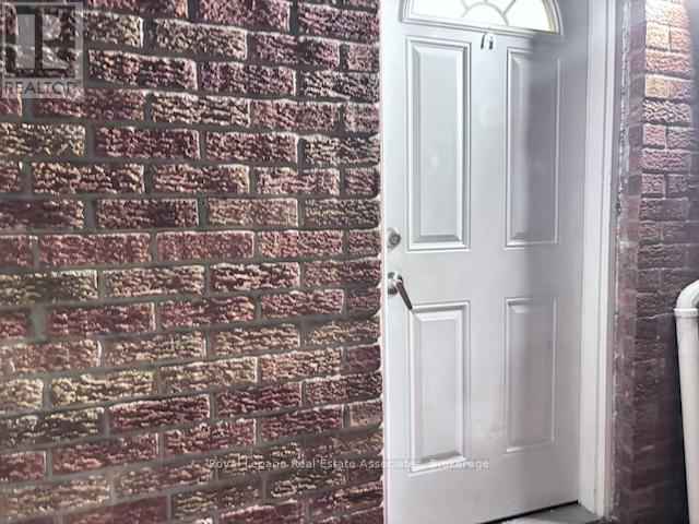 130 Kingswood Drive, Brampton, Ontario  L6V 2W4 - Photo 2 - W12640052