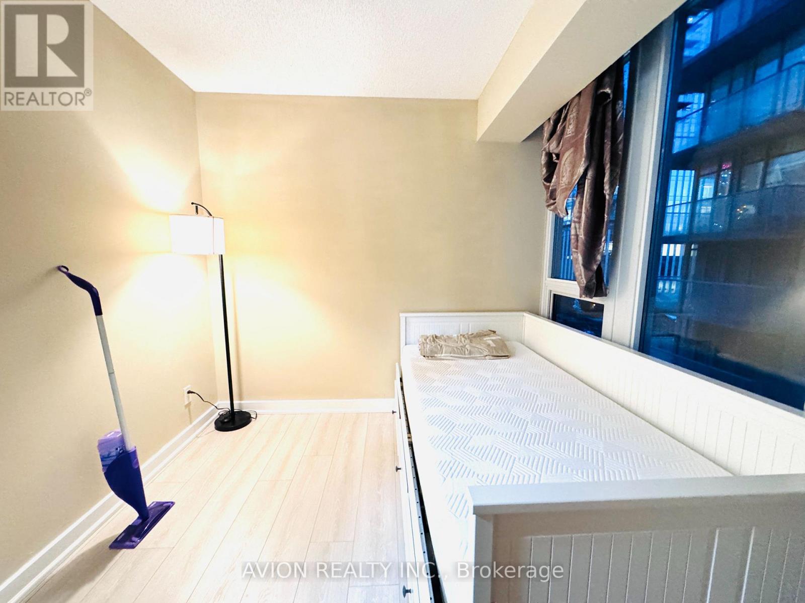 604 - 126 Simcoe Street, Toronto, Ontario  M5H 4E6 - Photo 4 - C12640062