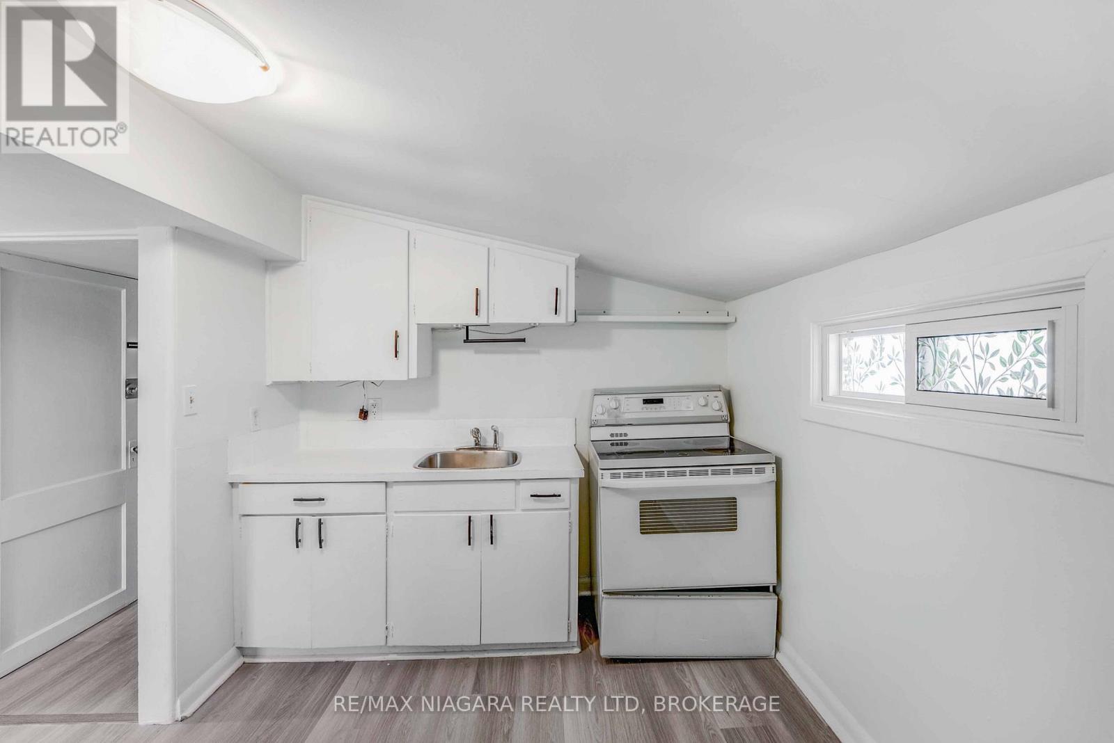 Upper - 39 Carleton Street N, Thorold, Ontario  L2V 2A6 - Photo 13 - X12521320