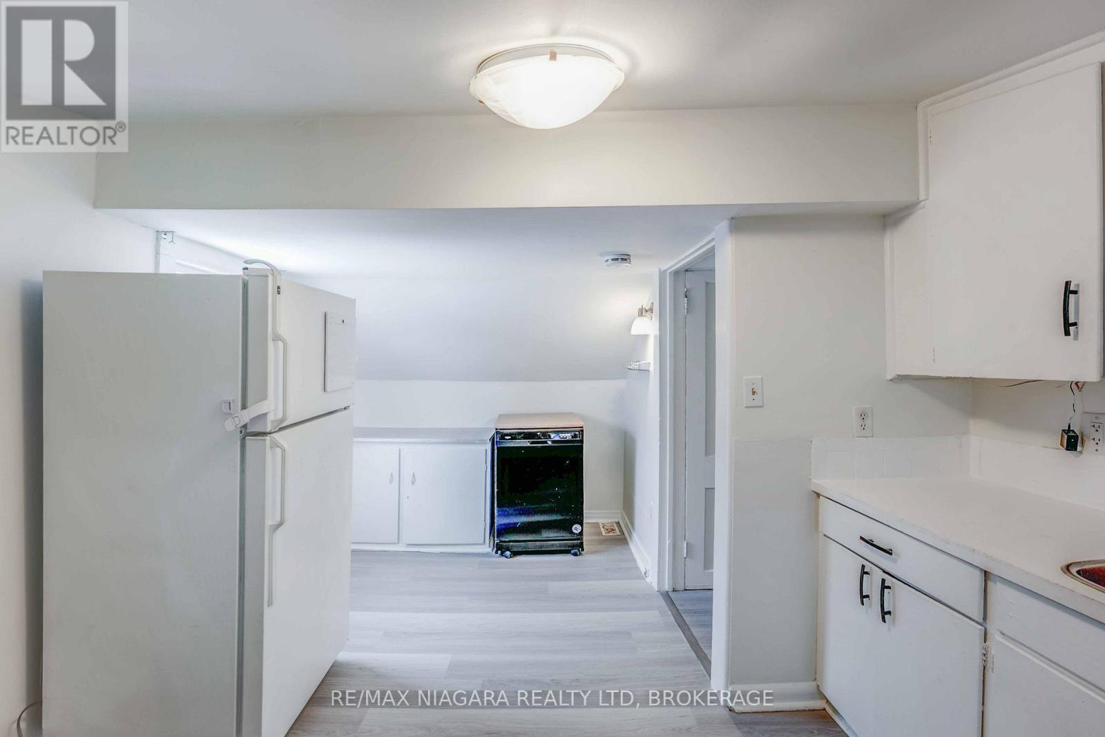 Upper - 39 Carleton Street N, Thorold, Ontario  L2V 2A6 - Photo 17 - X12521320