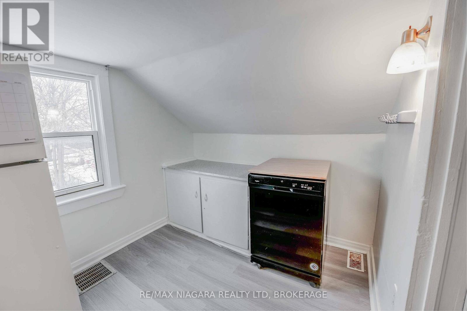 Upper - 39 Carleton Street N, Thorold, Ontario  L2V 2A6 - Photo 16 - X12521320