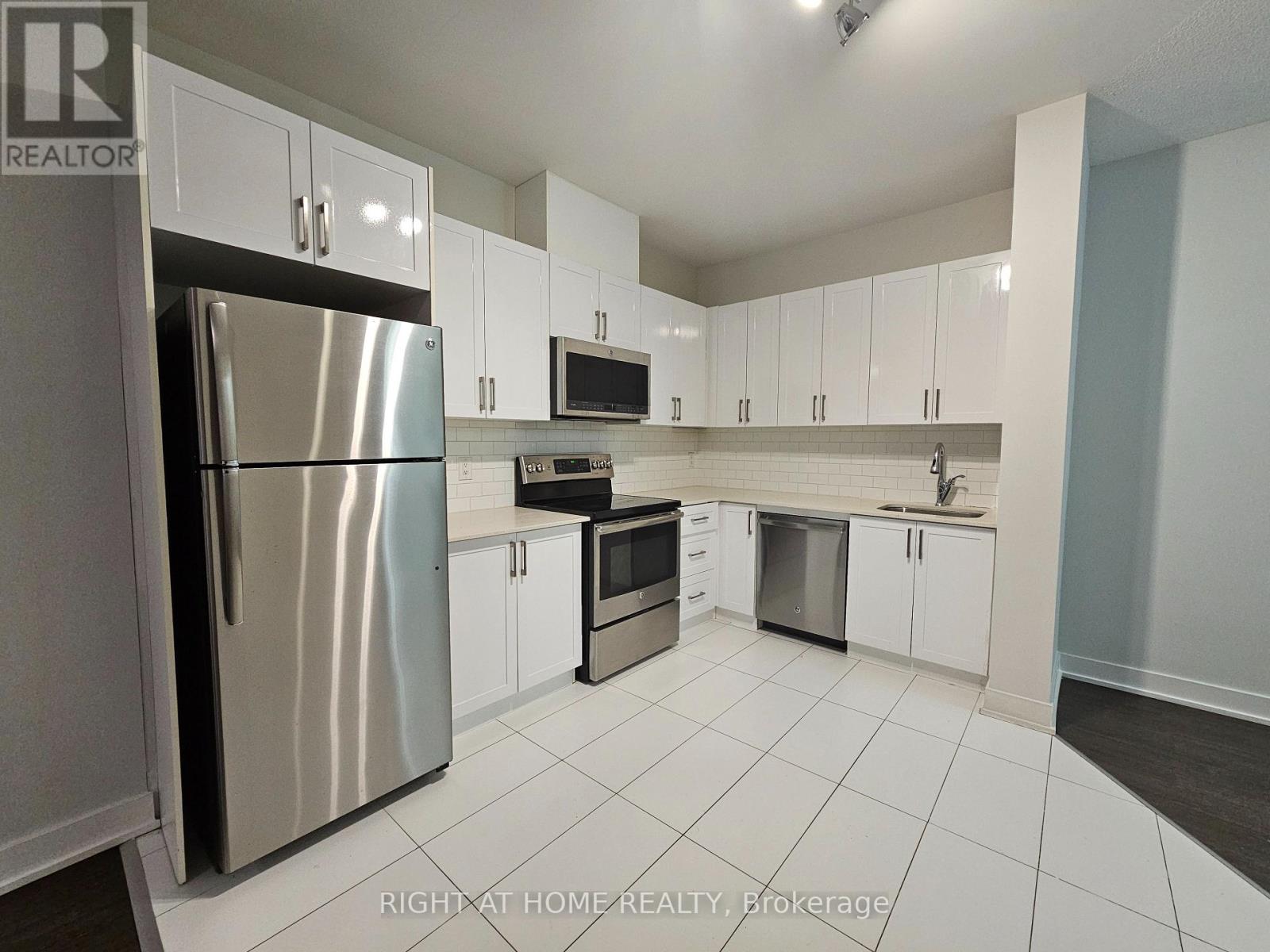 204 - 1801 Eglinton Avenue W, Toronto (Oakwood Village), Ontario  M6E 2H8 - Photo 3 - C12640118