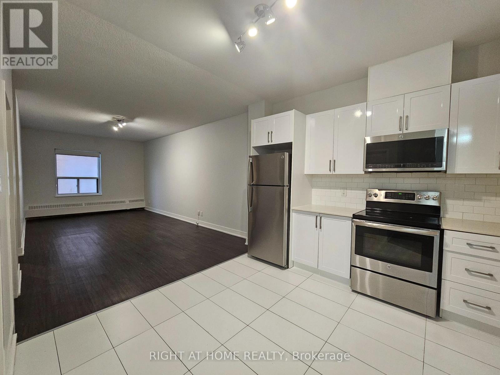 204 - 1801 Eglinton Avenue W, Toronto (Oakwood Village), Ontario  M6E 2H8 - Photo 4 - C12640118