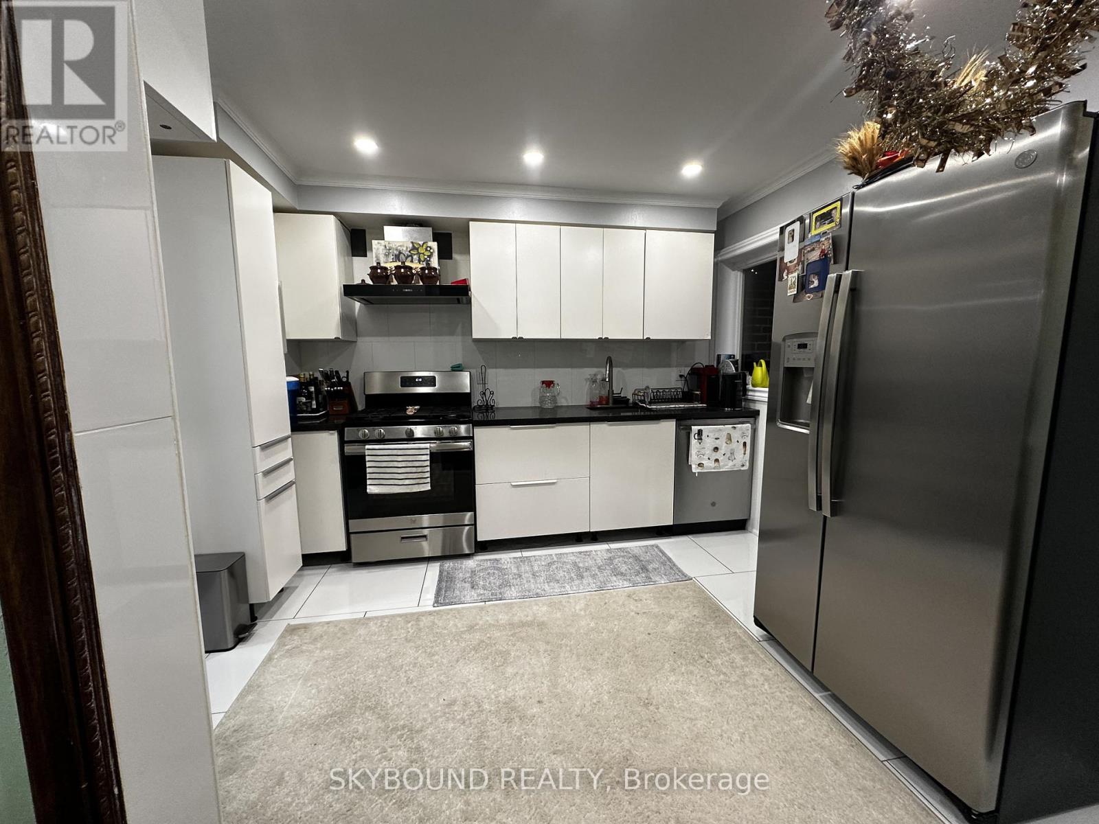 5 - 49 Red Robin Way, Toronto, Ontario  M2R 3K6 - Photo 2 - C12640146