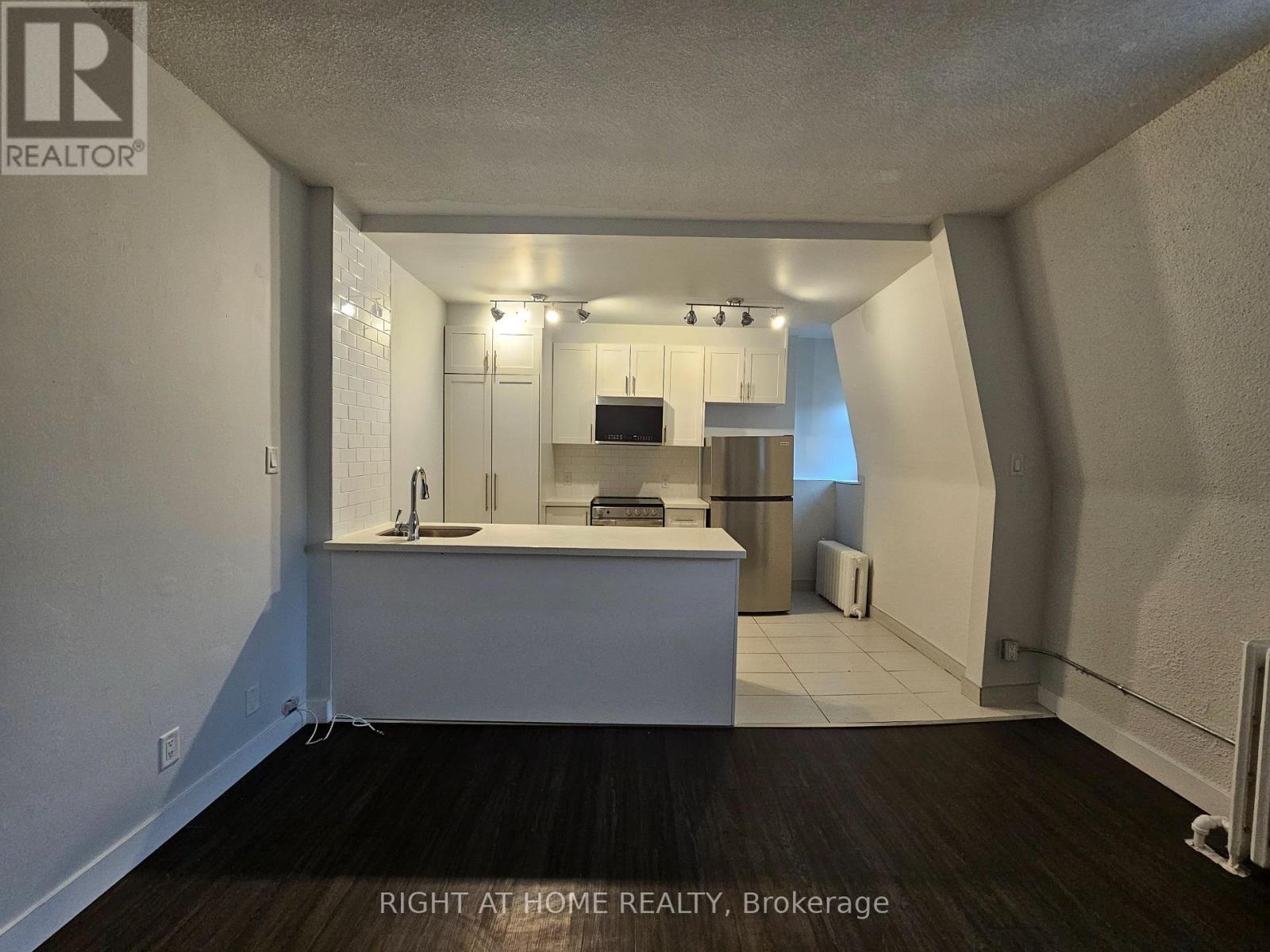 203 - 72 Wellesley Street E, Toronto, Ontario  M4Y 1H2 - Photo 2 - C12640158