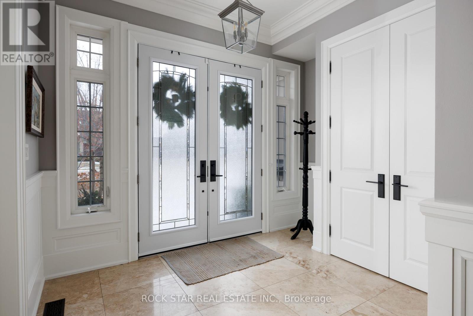 28 Highland Road, Oakville, Ontario  L6K 1S7 - Photo 8 - W12640142