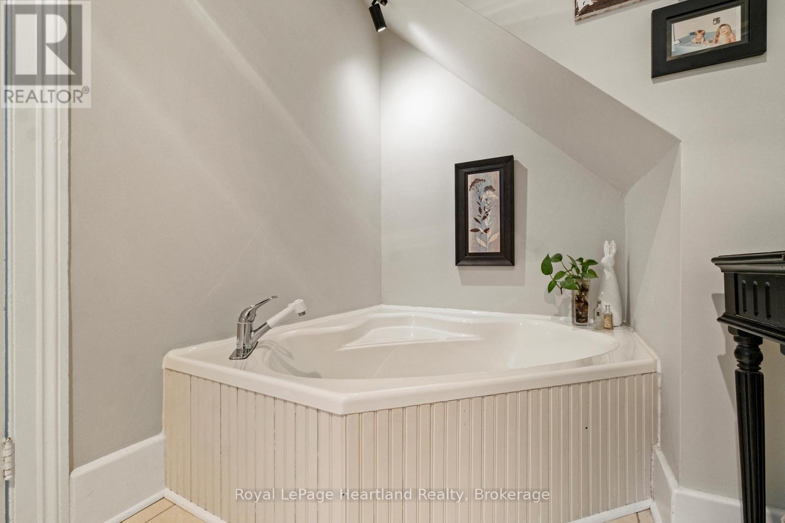 105 Quebec Street, Goderich, Ontario  N7A 2G6 - Photo 24 - X12640222