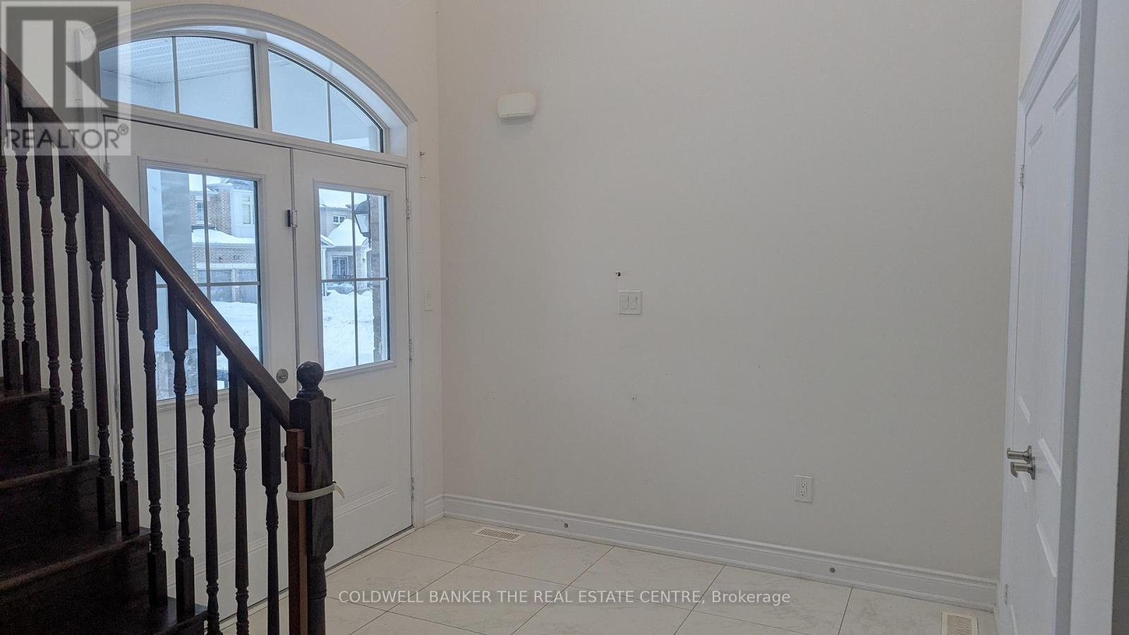 < - 1047 Barton Way, Innisfil, Ontario  L9S 0N5 - Photo 2 - N12613924