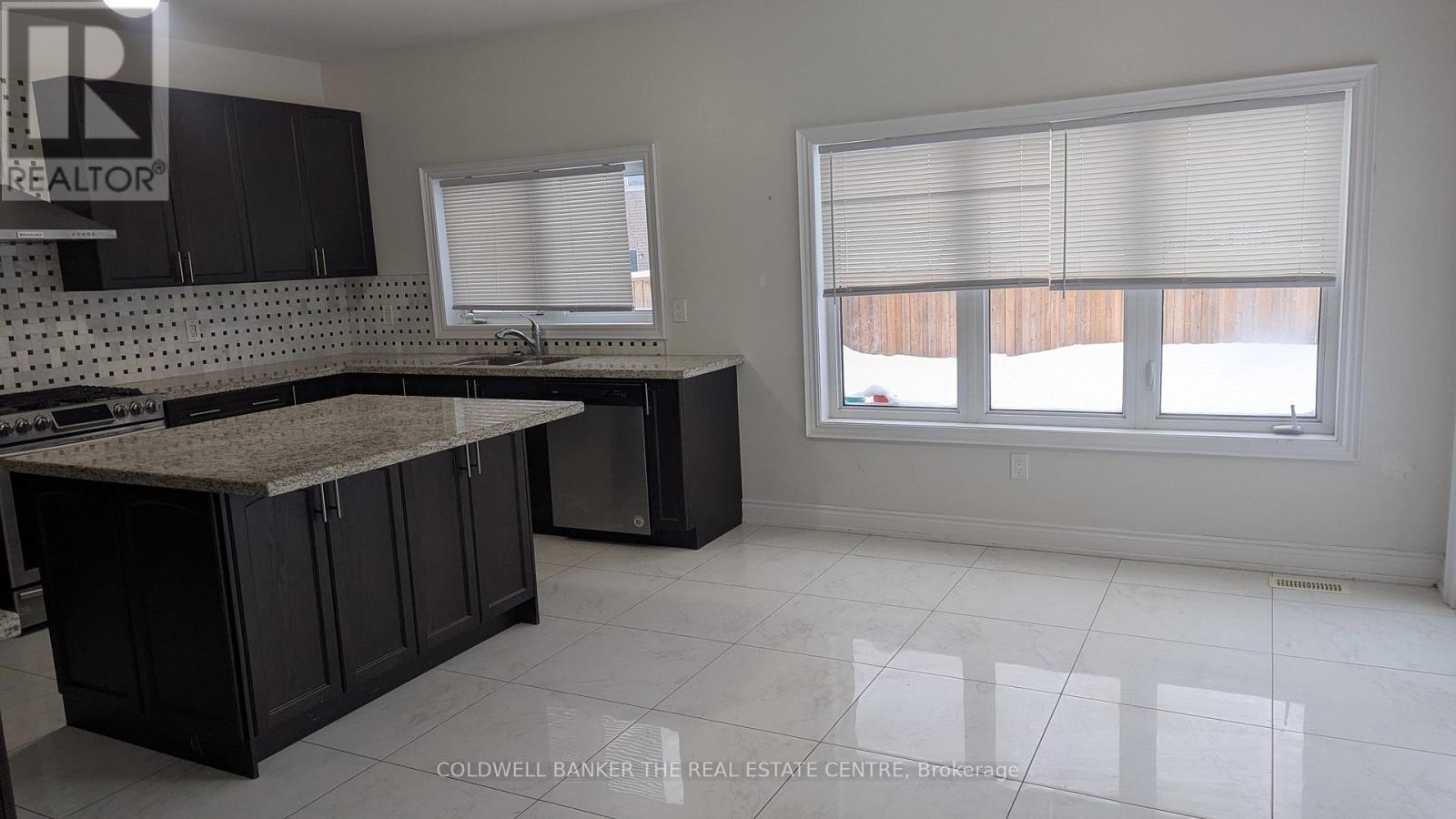 < - 1047 Barton Way, Innisfil, Ontario  L9S 0N5 - Photo 4 - N12613924