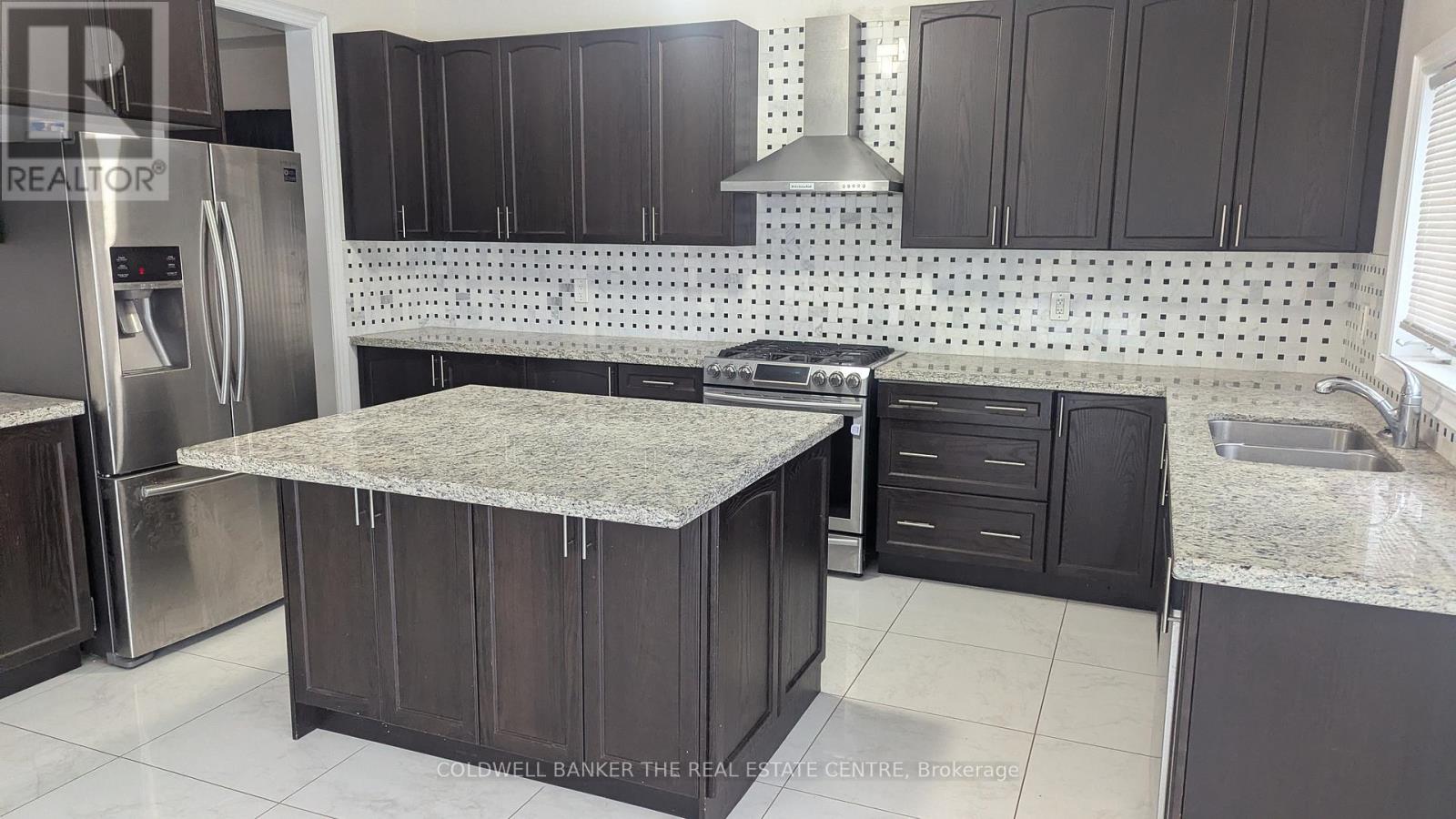 < - 1047 Barton Way, Innisfil, Ontario  L9S 0N5 - Photo 3 - N12613924