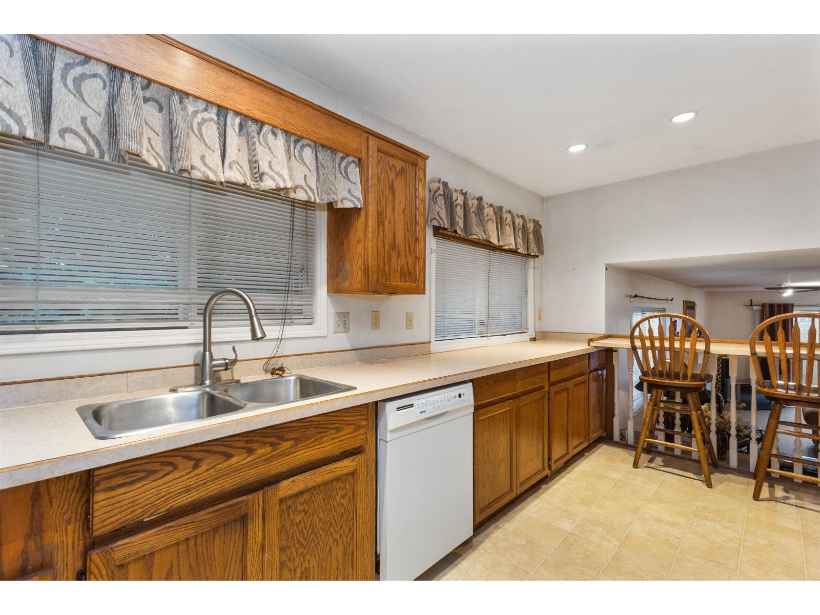 34825 Cassiar Court, Abbotsford, British Columbia  V2S 7G9 - Photo 9 - R3074201