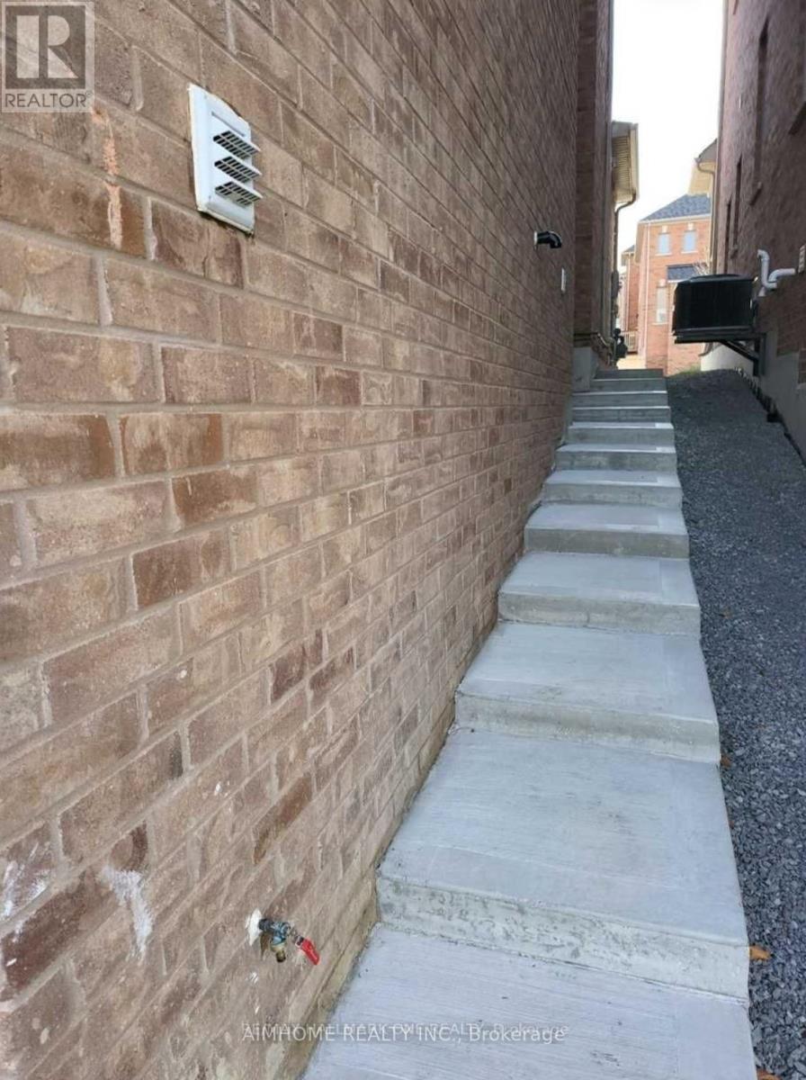 18 Frank Kelly Drive, East Gwillimbury, Ontario  L9N 0V2 - Photo 3 - N12640196