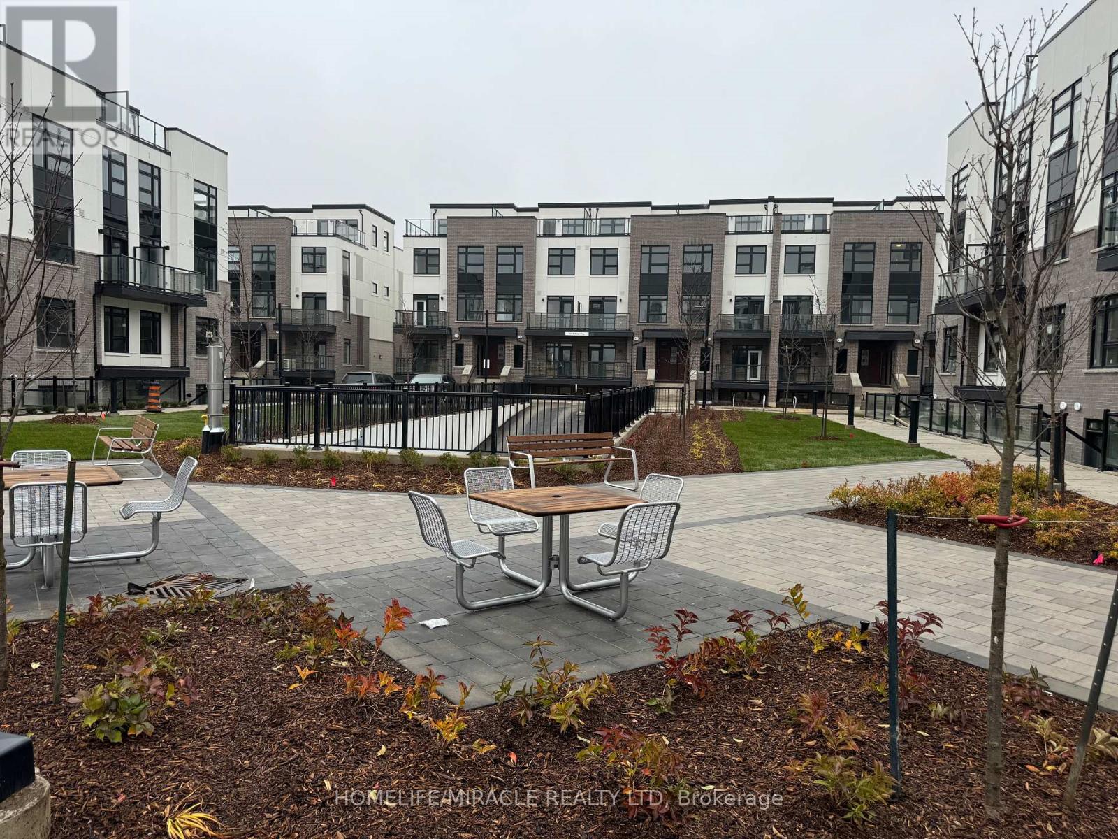 416 - 1577 Rose Way, Milton, Ontario  L9E 1N4 - Photo 2 - W12640220