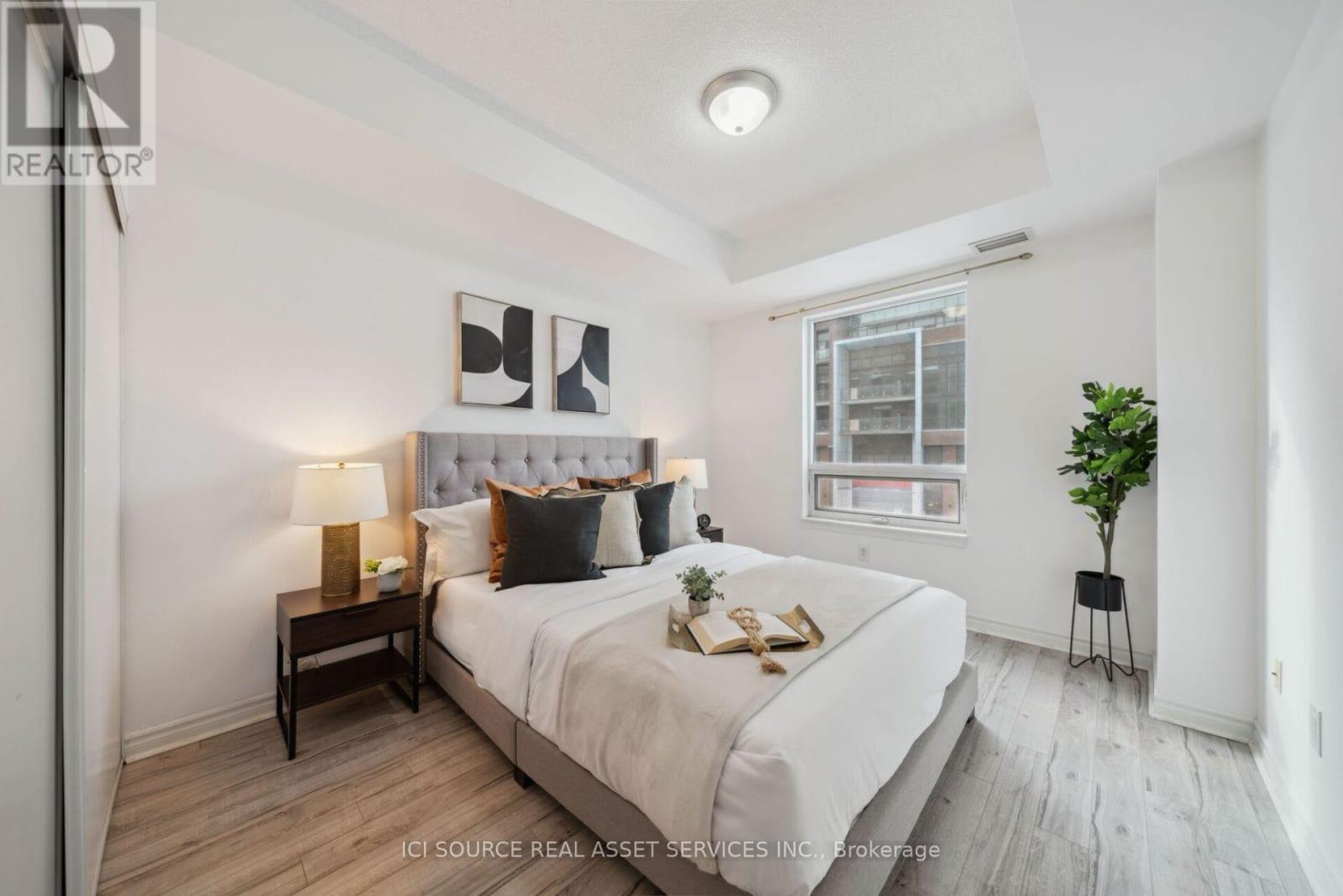 321 - 385 Prince Of Wales Drive, Mississauga, Ontario  L5B 0C6 - Photo 2 - W12640228