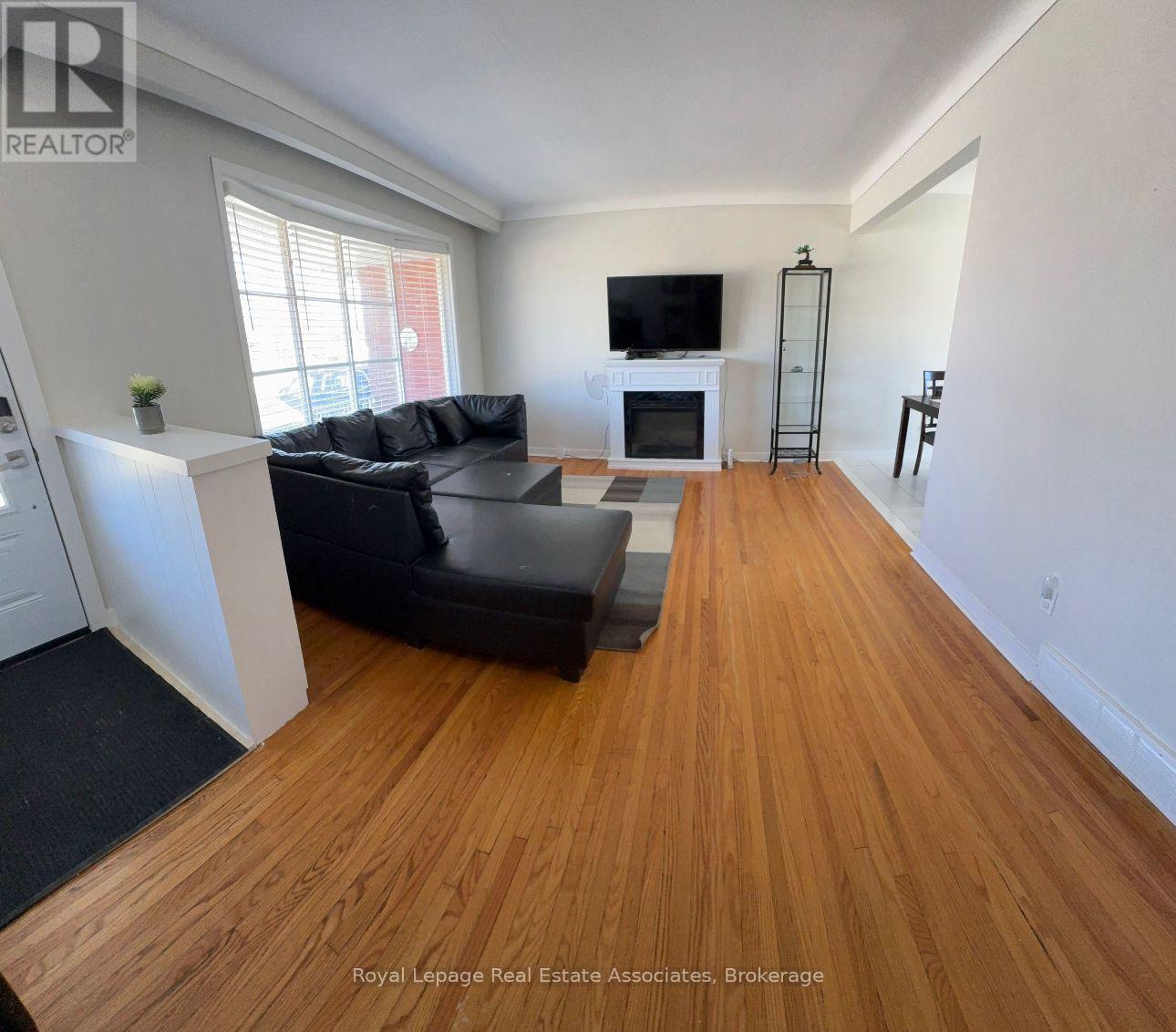 33 Laird (Upper) Drive, St. Catharines, Ontario  L2P 3E3 - Photo 2 - X12640246