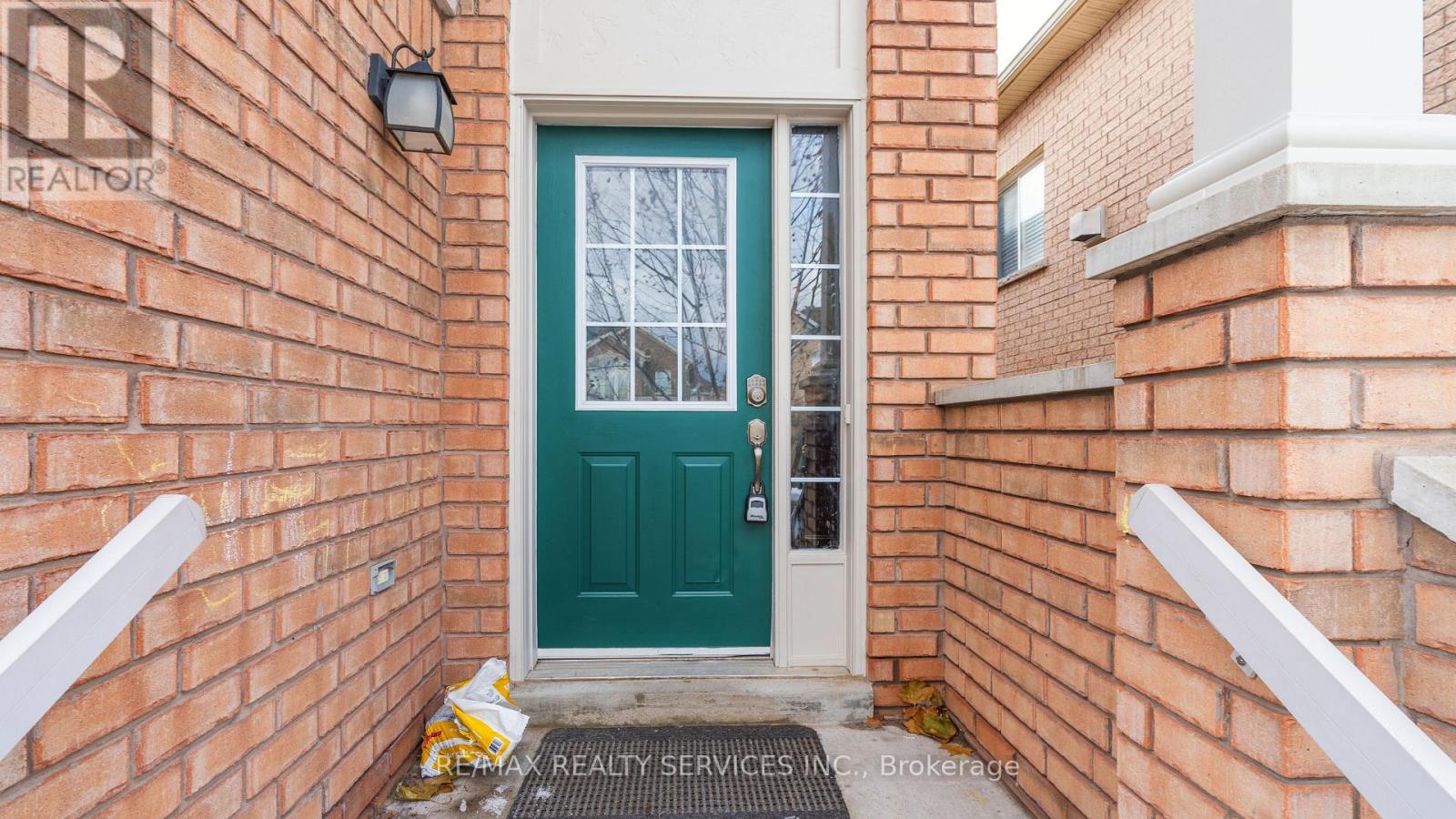28 Atira Avenue, Brampton, Ontario  L7A 3V1 - Photo 4 - W12614988