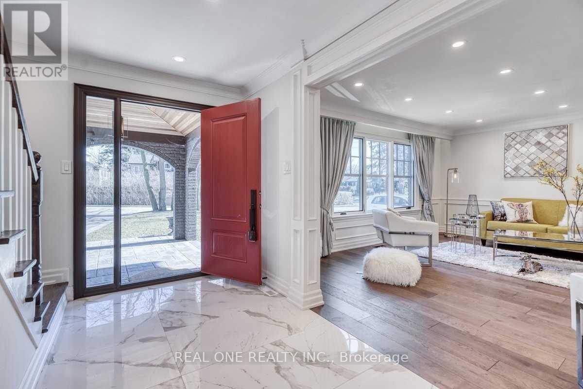 271 Lawson Street, Oakville (Oo Old Oakville), Ontario  L6J 5R7 - Photo 2 - W12640280