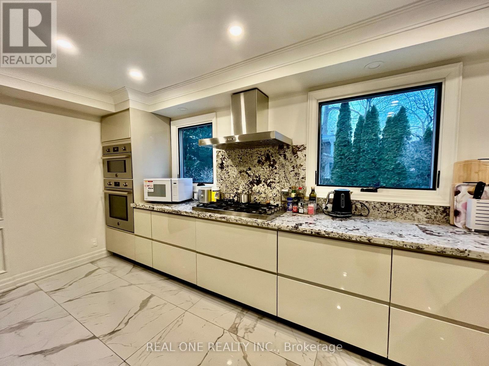 271 Lawson Street, Oakville (Oo Old Oakville), Ontario  L6J 5R7 - Photo 6 - W12640280