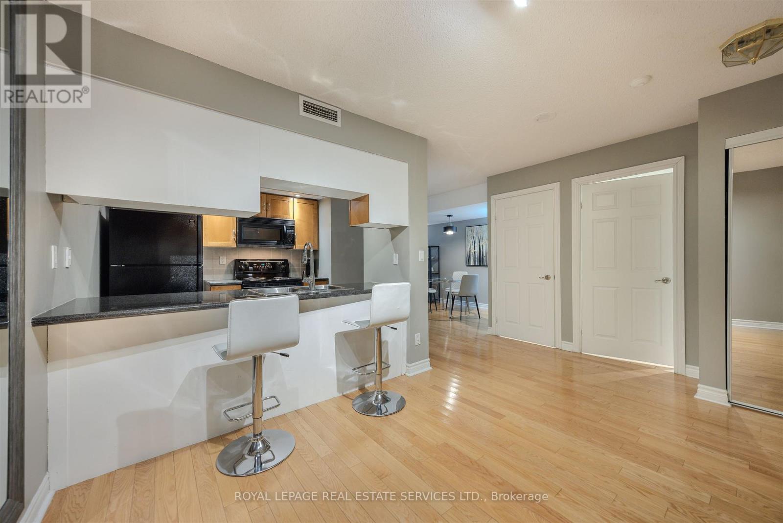 210 - 270 Wellington Street W, Toronto, Ontario  M5V 3P5 - Photo 8 - C12640378