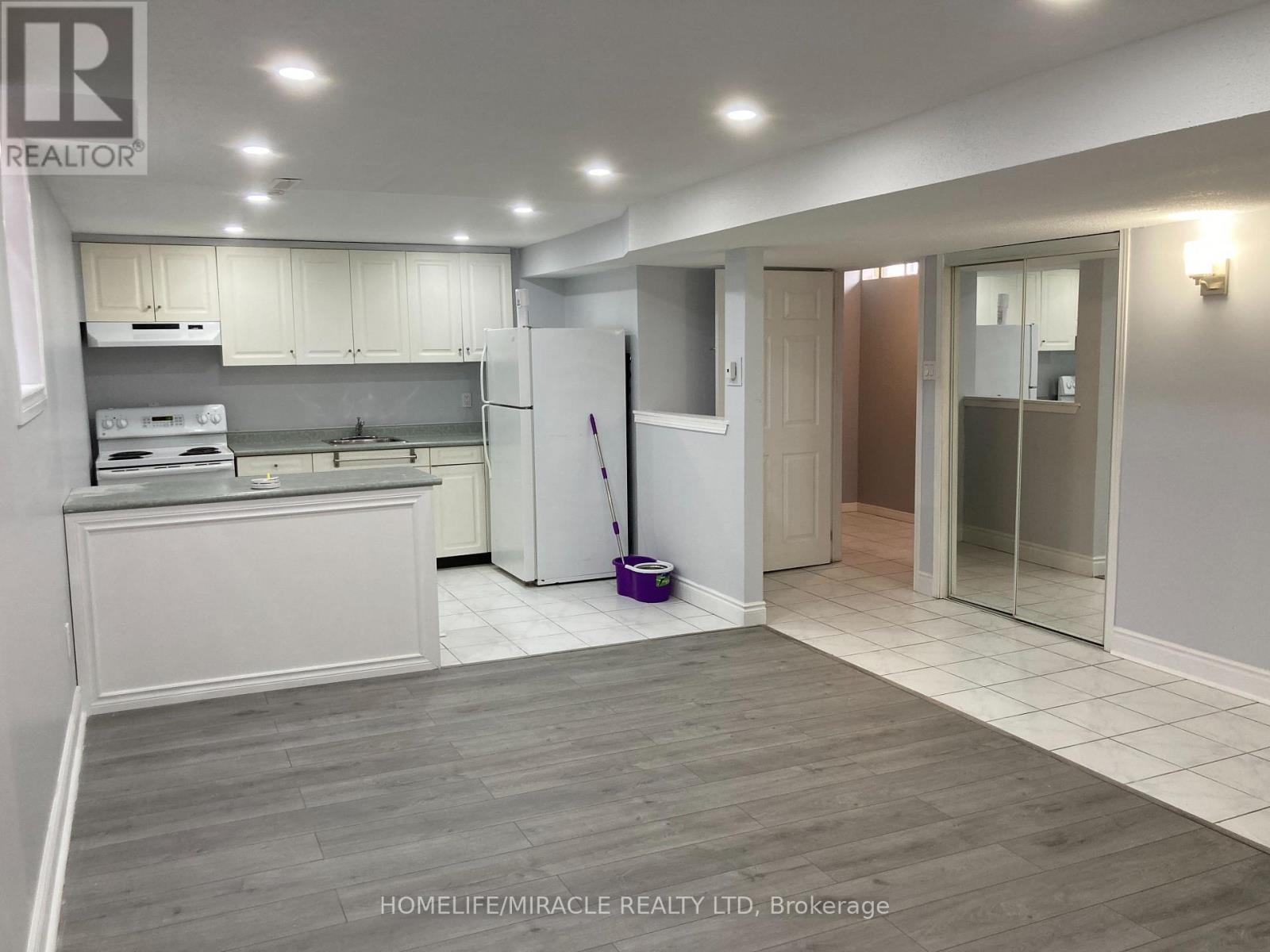 174 Torrance Wood, Brampton (Fletcher's West), Ontario  L6Y 4K1 - Photo 2 - W12640368