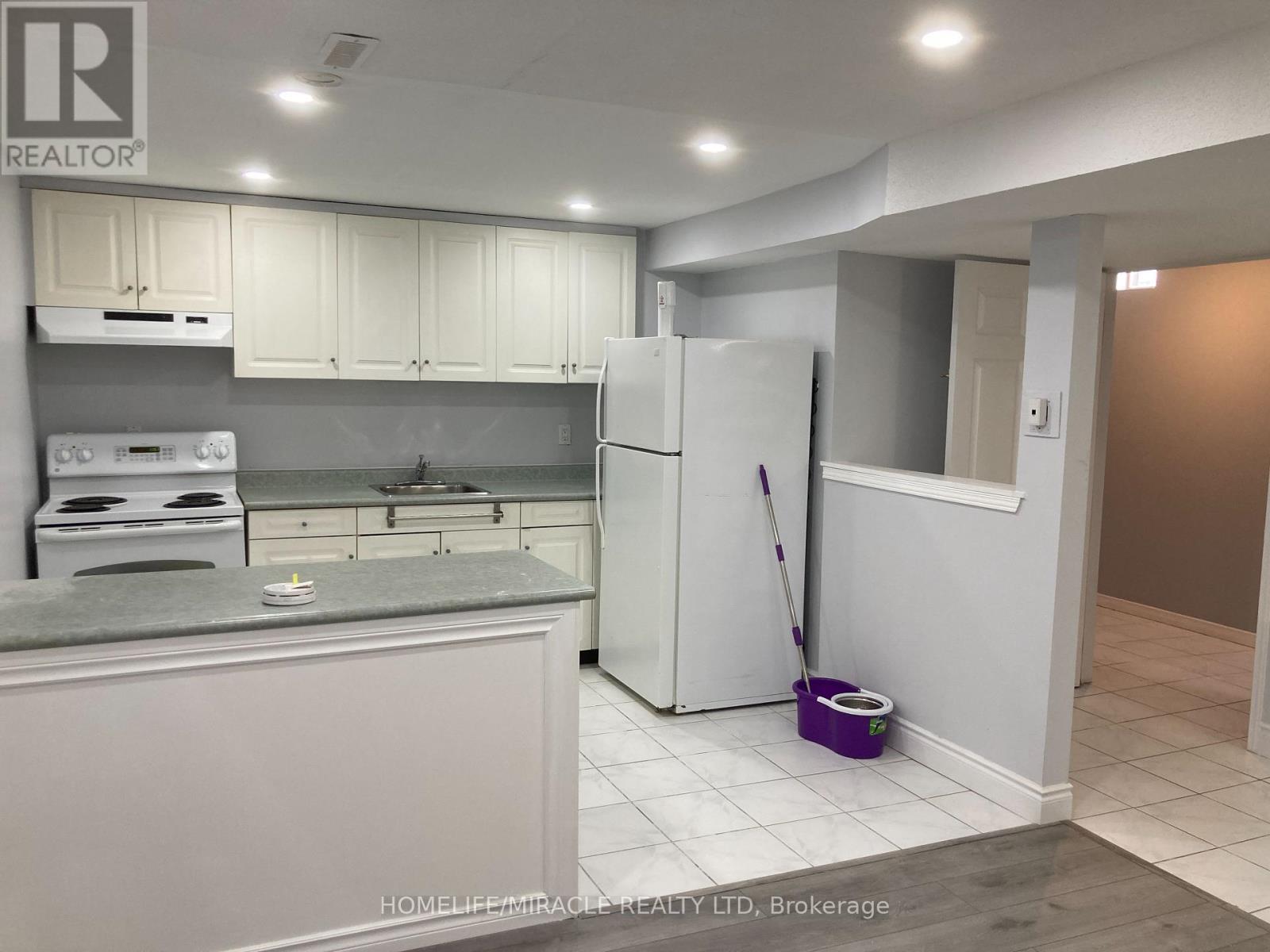 174 Torrance Wood, Brampton (Fletcher's West), Ontario  L6Y 4K1 - Photo 3 - W12640368