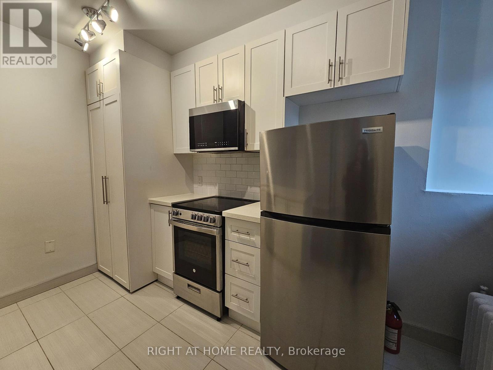 203 - 72 Wellesley Street E, Toronto, Ontario  M4Y 1H2 - Photo 9 - C12640158