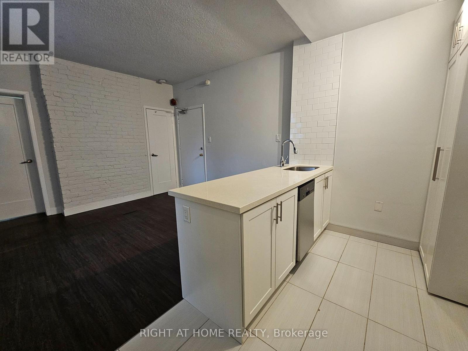 203 - 72 Wellesley Street E, Toronto, Ontario  M4Y 1H2 - Photo 10 - C12640158