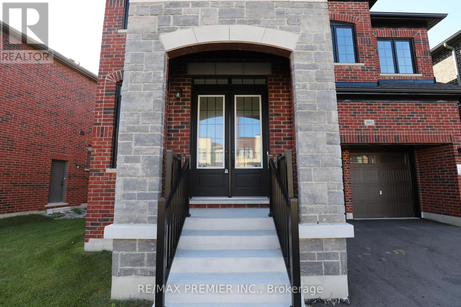 301 Wesmina Avenue, Whitchurch-Stouffville, Ontario  L4A 5C2 - Photo 2 - N12460413