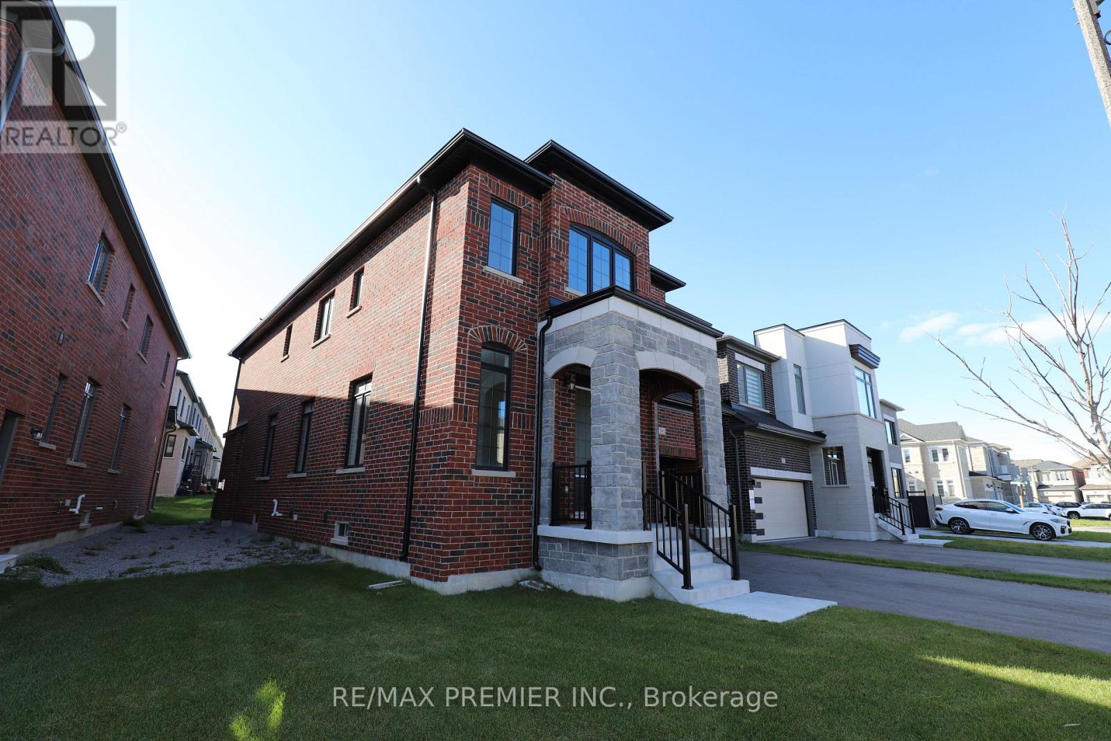 301 Wesmina Avenue, Whitchurch-Stouffville, Ontario  L4A 5C2 - Photo 3 - N12460413