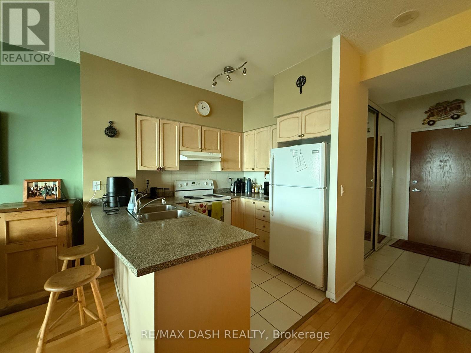 2411 - 219 Fort York Boulevard, Toronto, Ontario  M5V 1B1 - Photo 7 - C12640516