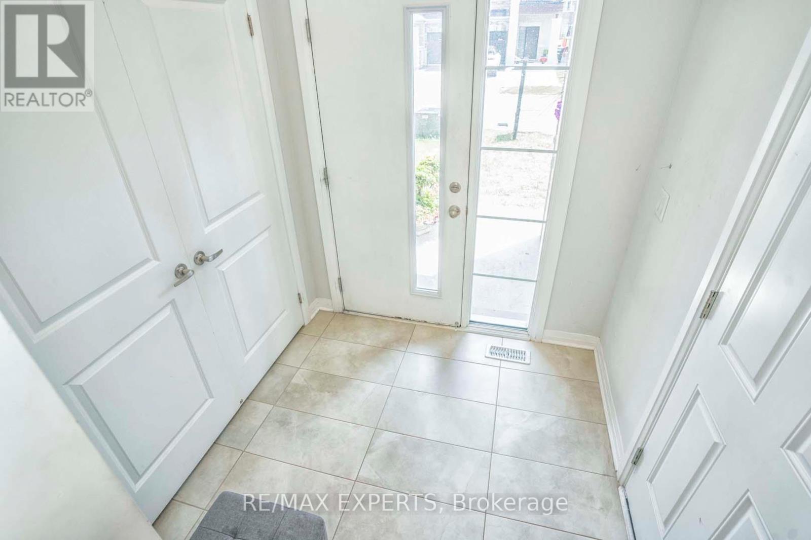 54 Landolfi Way, Bradford West Gwillimbury (Bradford), Ontario  L3Z 4L7 - Photo 3 - N12640536