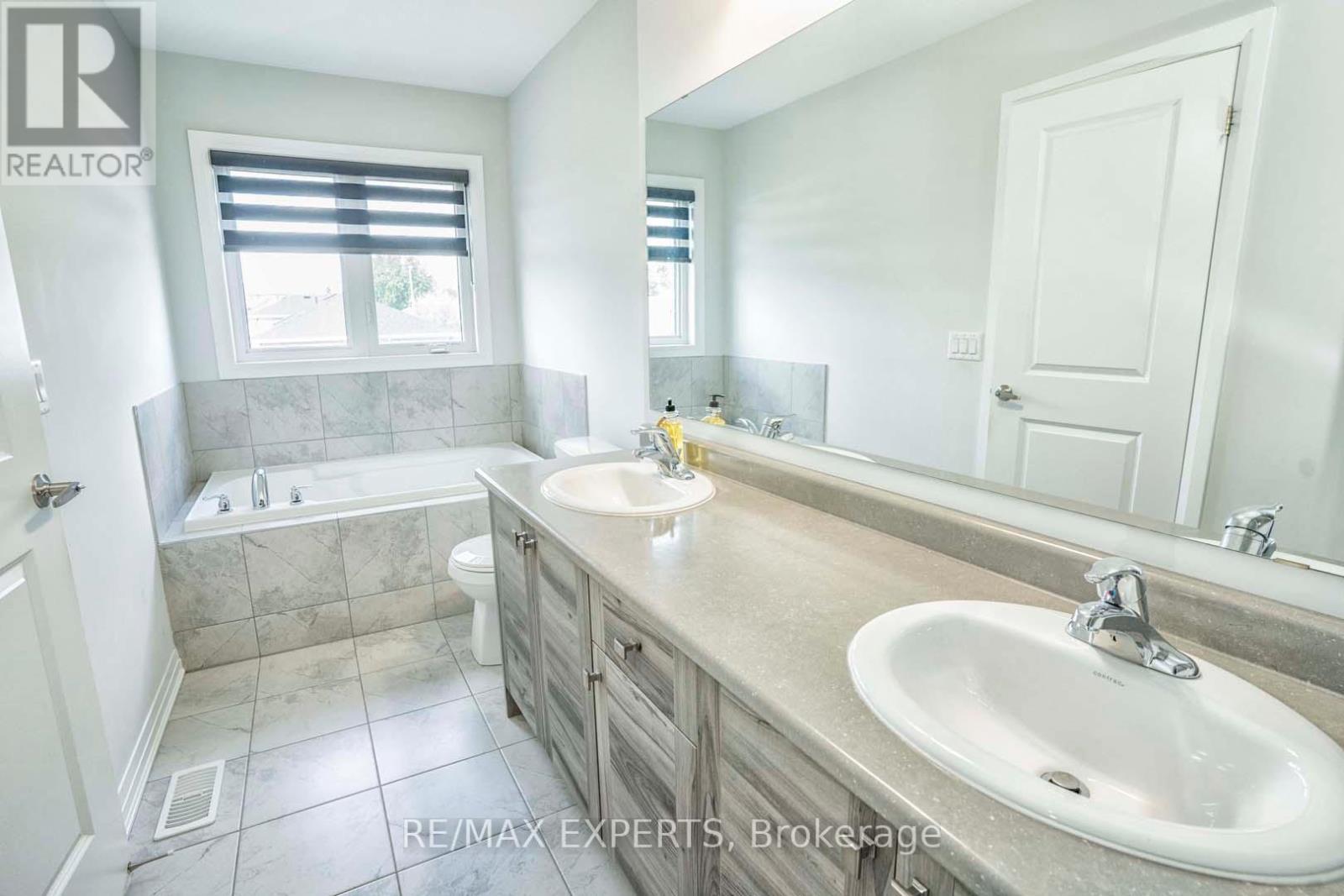 54 Landolfi Way, Bradford West Gwillimbury (Bradford), Ontario  L3Z 4L7 - Photo 34 - N12640536