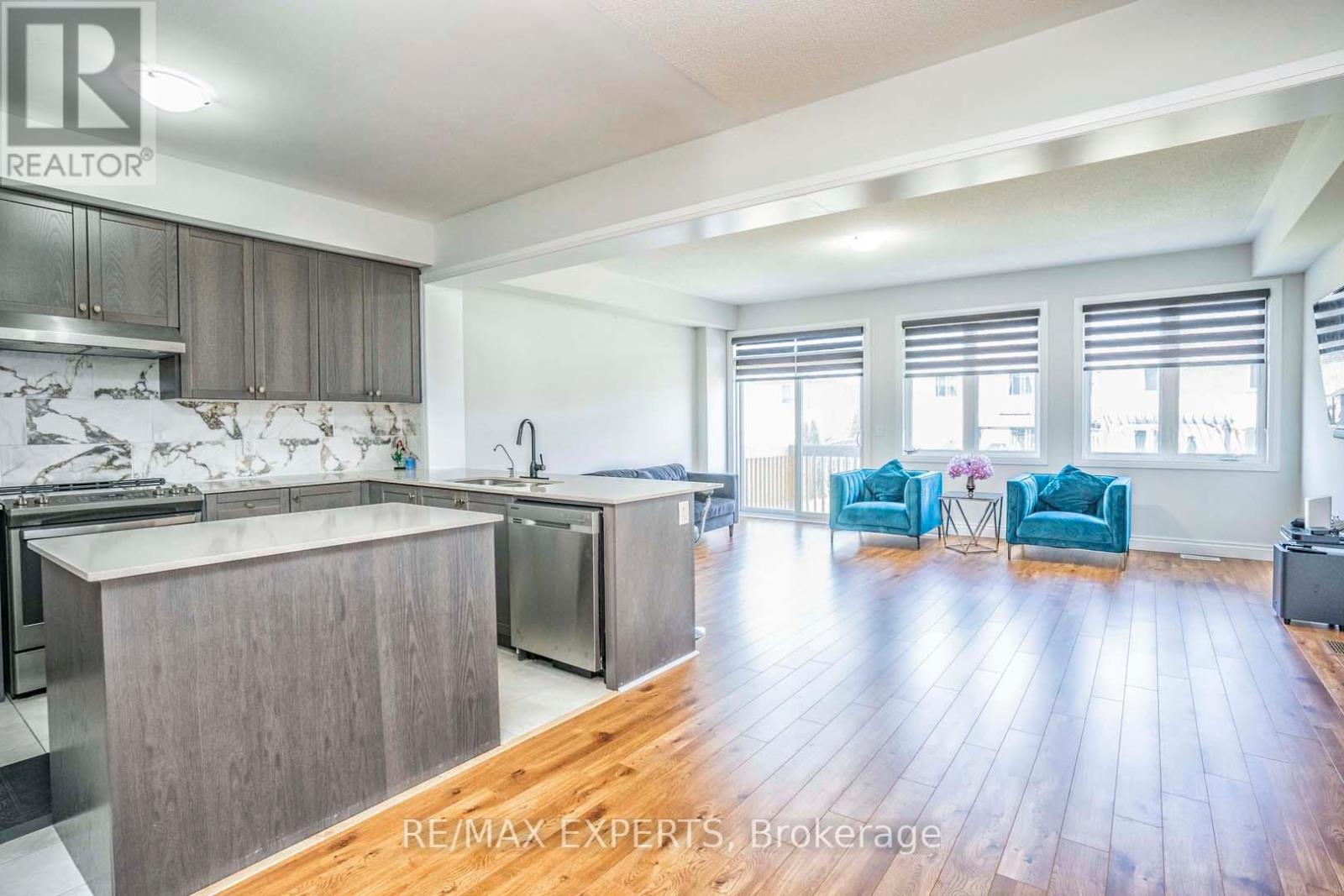 54 Landolfi Way, Bradford West Gwillimbury (Bradford), Ontario  L3Z 4L7 - Photo 4 - N12640536