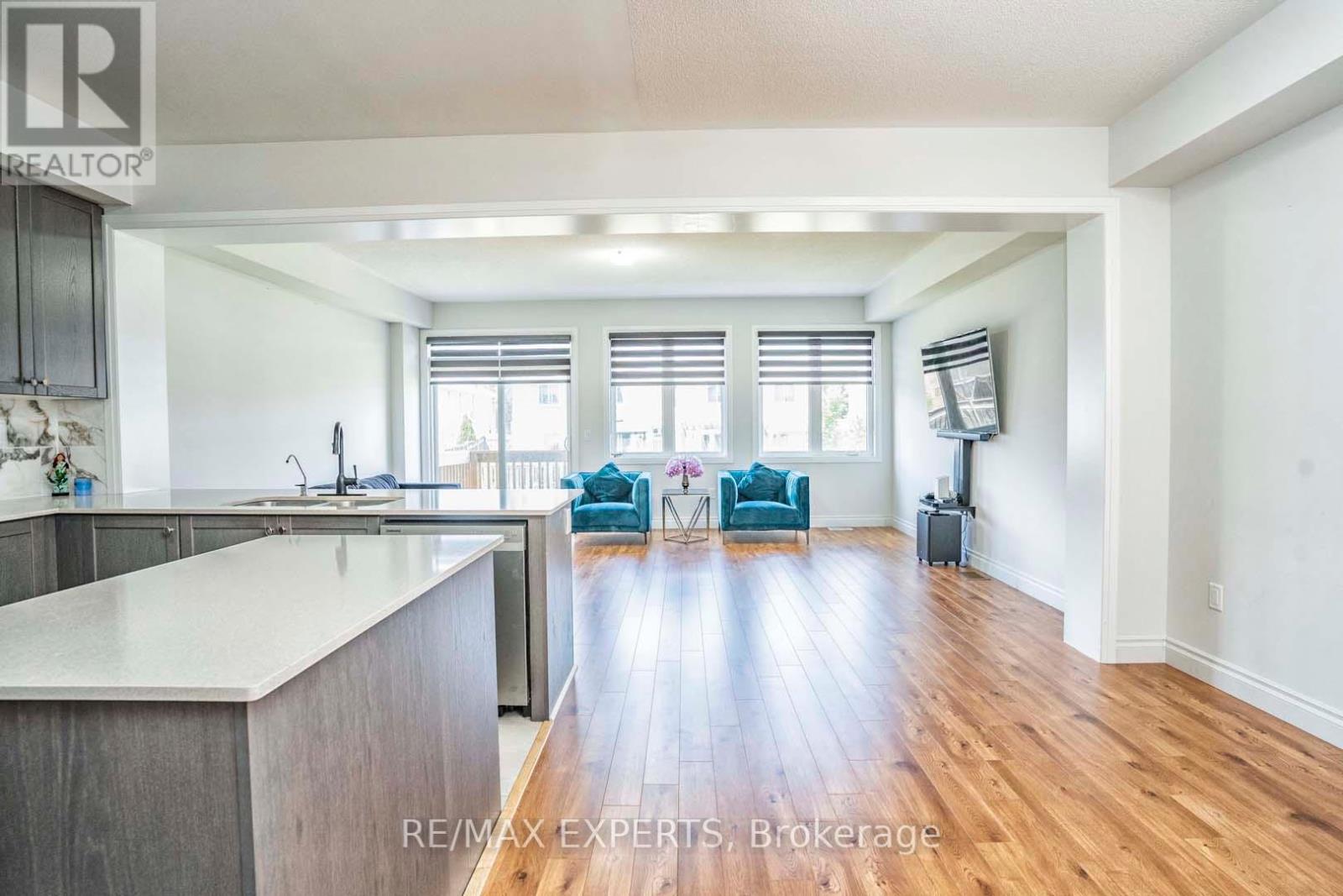 54 Landolfi Way, Bradford West Gwillimbury (Bradford), Ontario  L3Z 4L7 - Photo 5 - N12640536