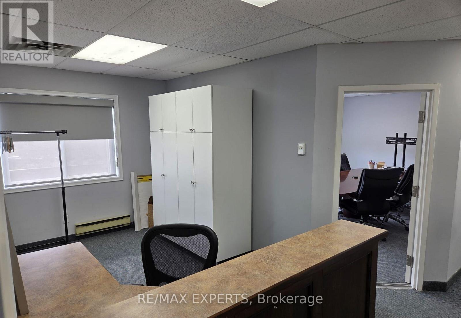 401 - 8 Stavebank Road N, Mississauga, Ontario  L5G 2T4 - Photo 3 - W12640414