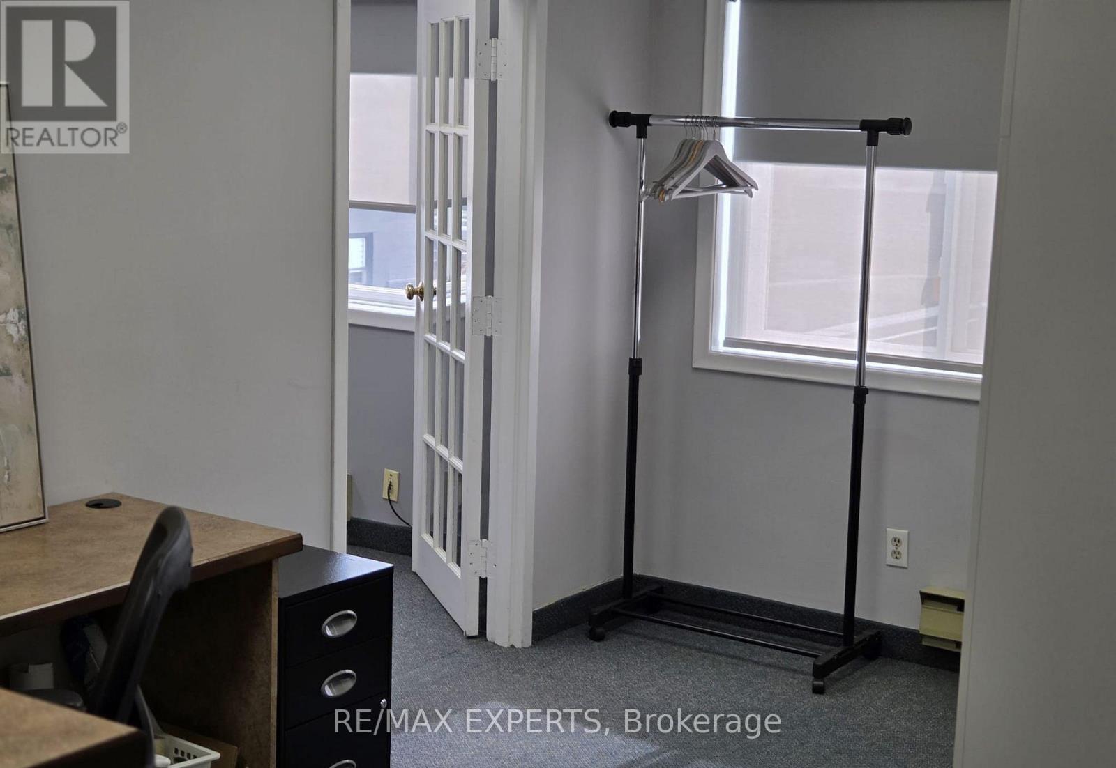 401 - 8 Stavebank Road N, Mississauga, Ontario  L5G 2T4 - Photo 5 - W12640414