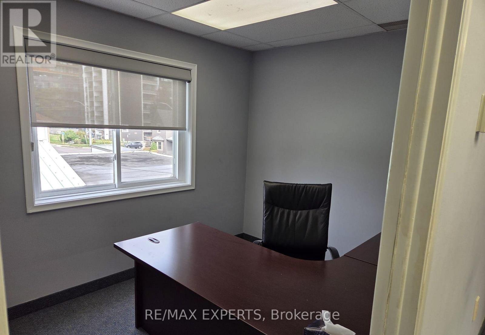 401 - 8 Stavebank Road N, Mississauga, Ontario  L5G 2T4 - Photo 8 - W12640414