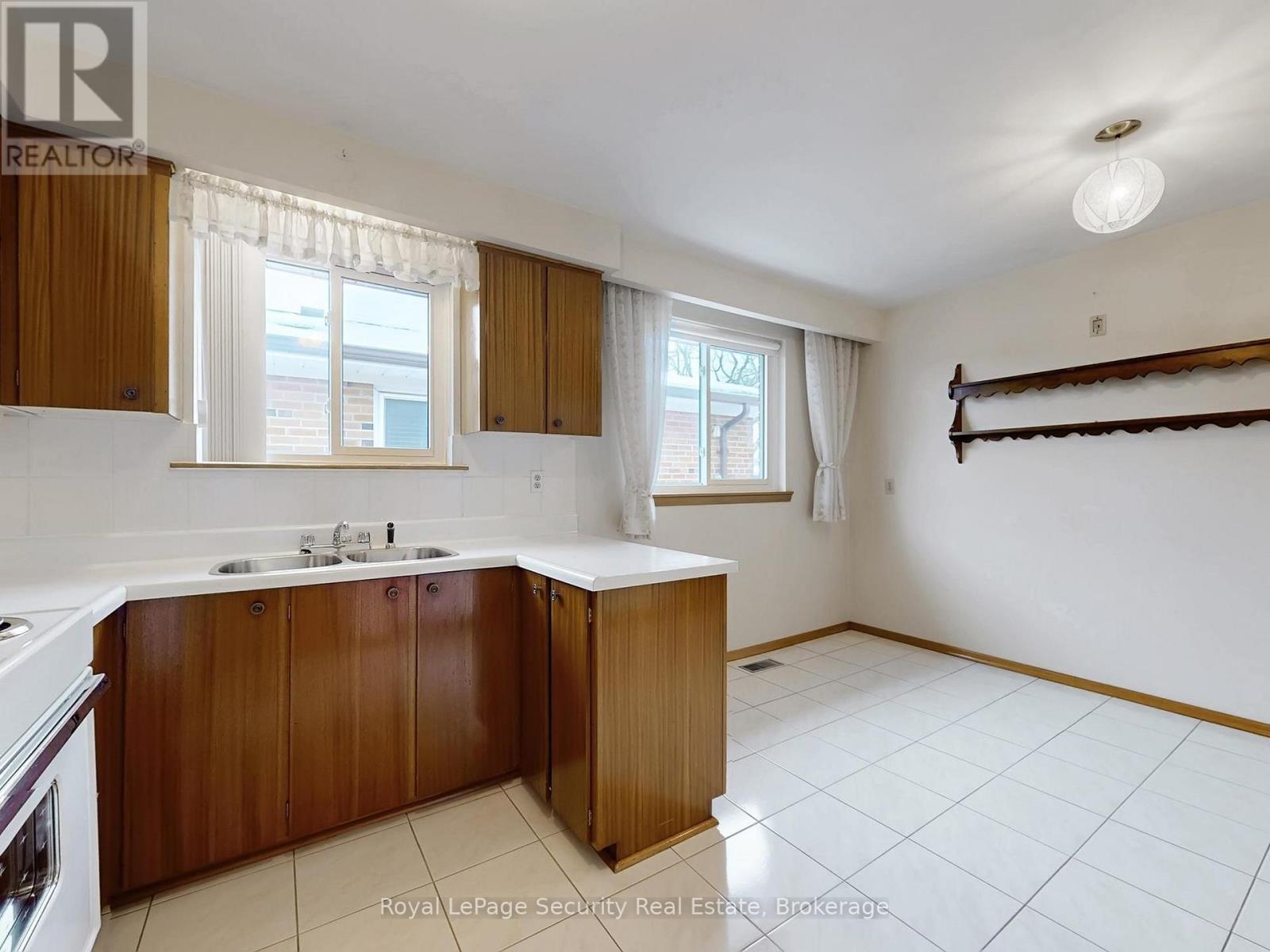Upper - 26 Starview Drive, Toronto, Ontario  M9M 1K8 - Photo 10 - W12640454