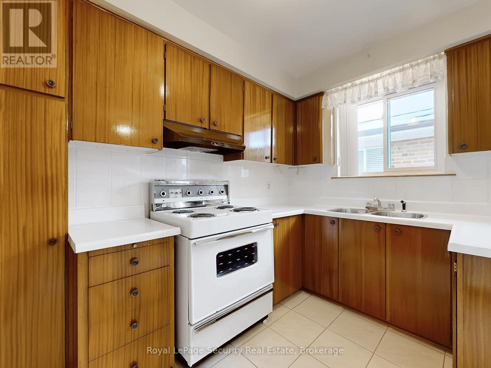 Upper - 26 Starview Drive, Toronto, Ontario  M9M 1K8 - Photo 11 - W12640454