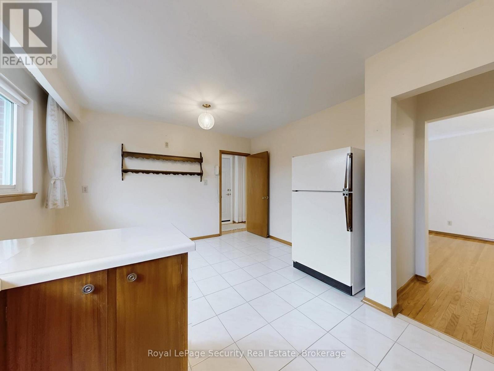 Upper - 26 Starview Drive, Toronto, Ontario  M9M 1K8 - Photo 12 - W12640454