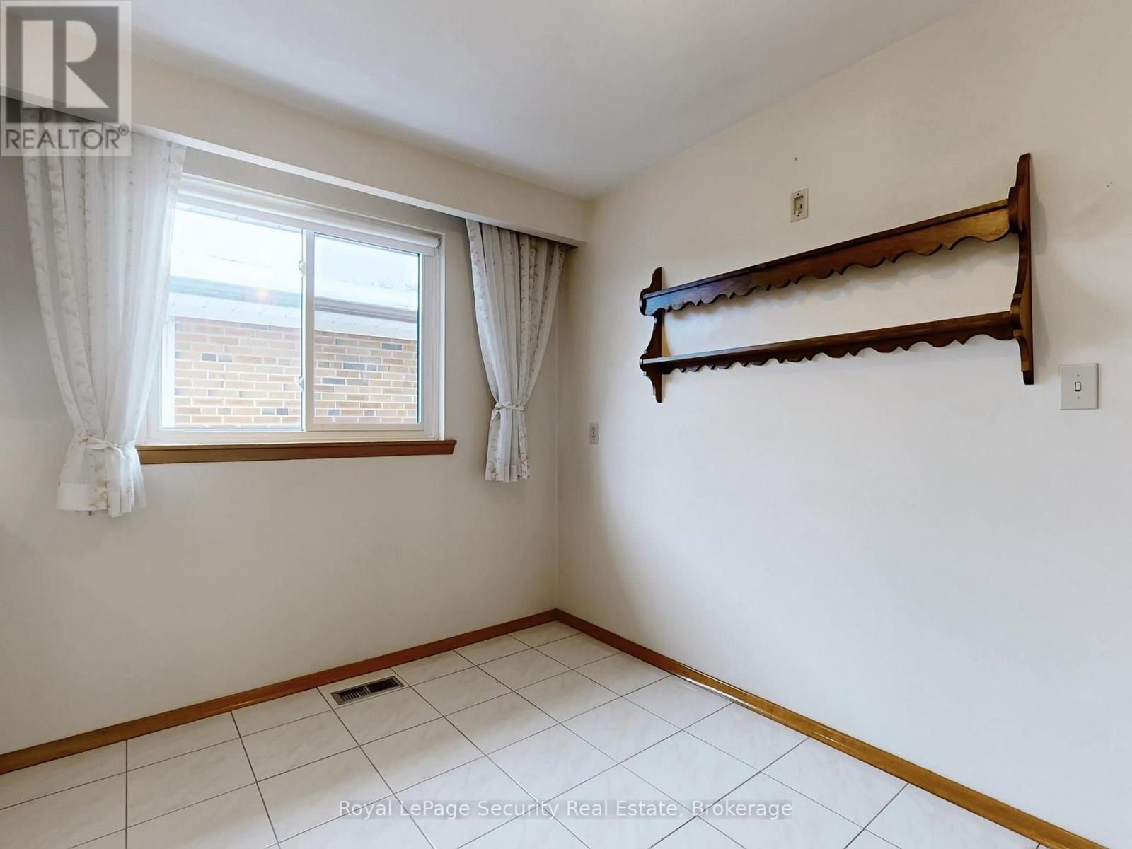 Upper - 26 Starview Drive, Toronto, Ontario  M9M 1K8 - Photo 14 - W12640454